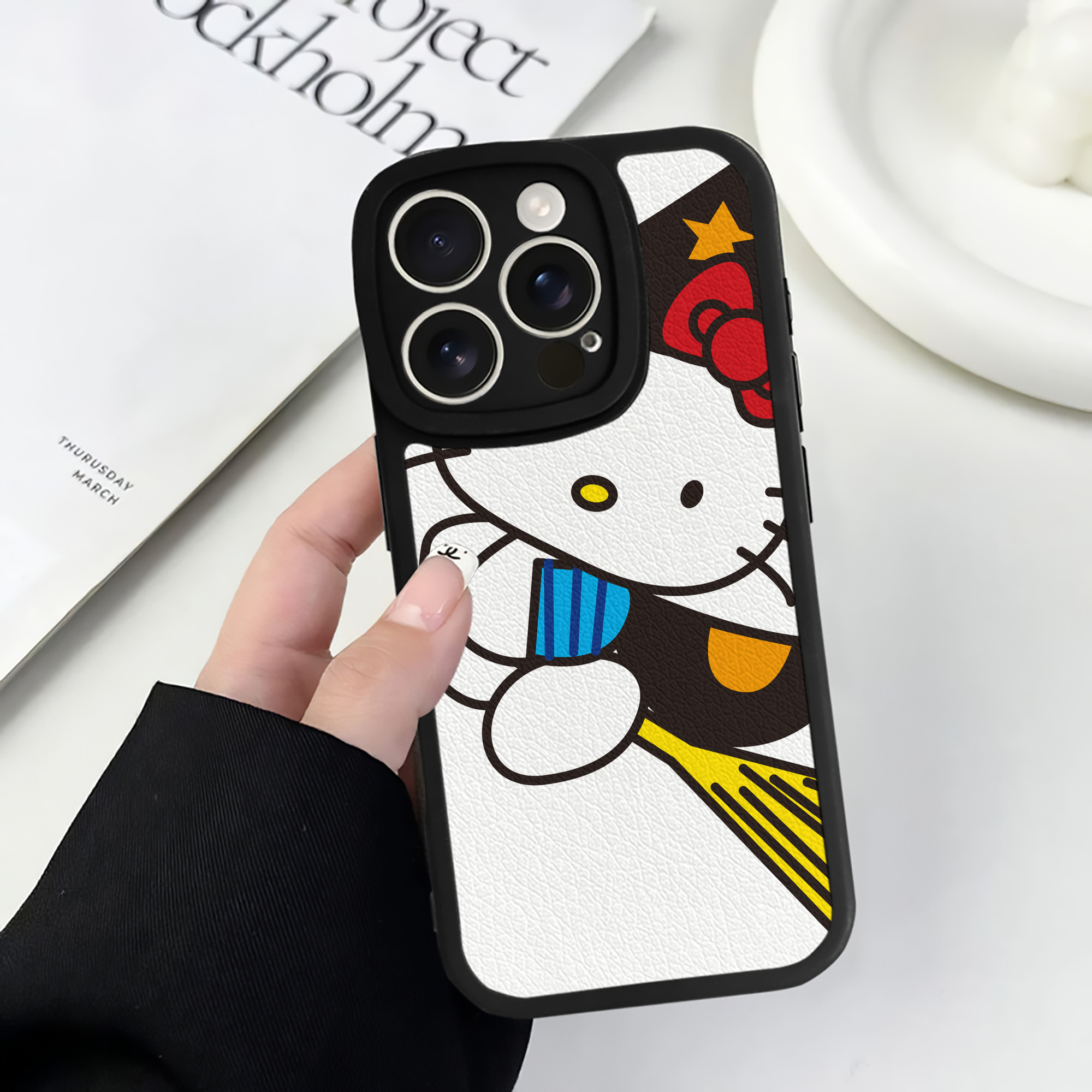 （画像用） Hello Kitty ハローキティ 【iPhone 16シリーズ対応】シリコンスマホケース（レザー調） 材質：シリコン